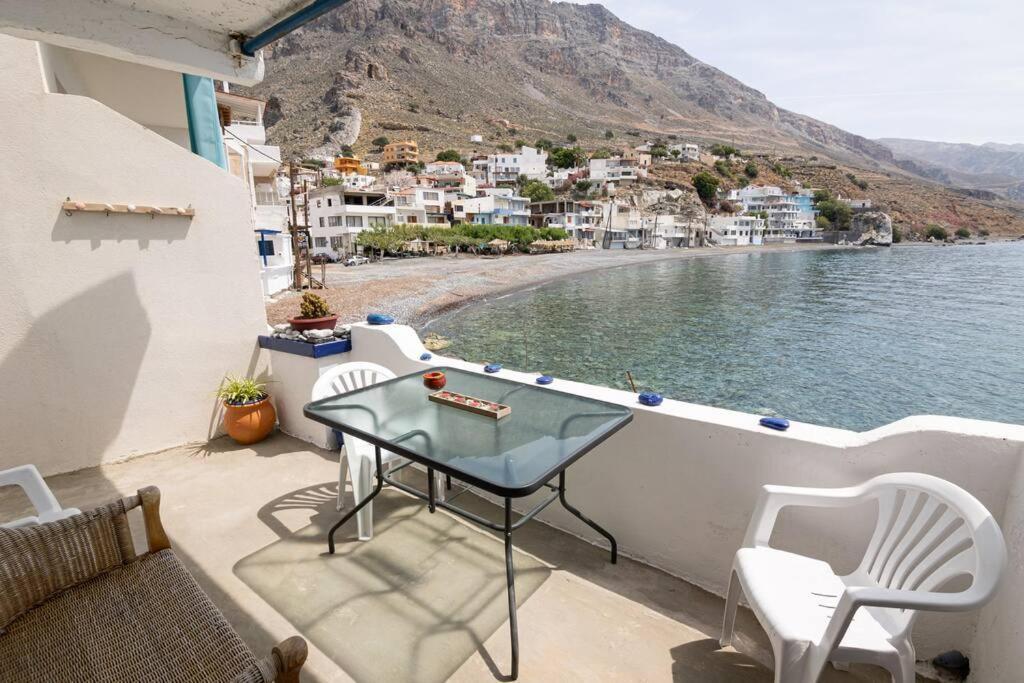 Beachfront Lovely Small House On The Sea Paranimfoi ภายนอก รูปภาพ